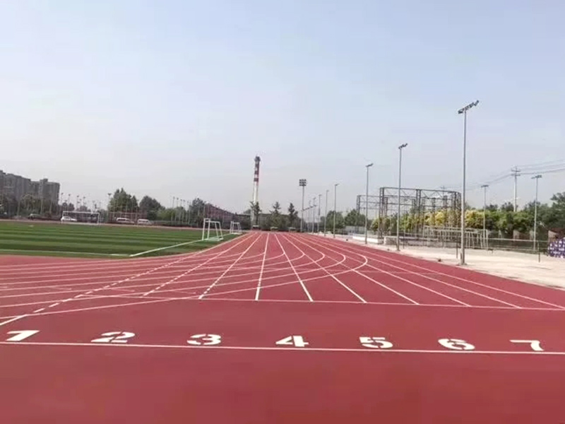 塑膠跑道上的異物怎么清理？