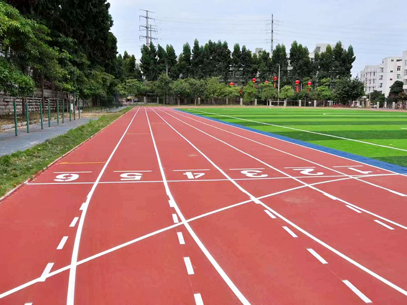 塑膠跑道有味道要不要緊？