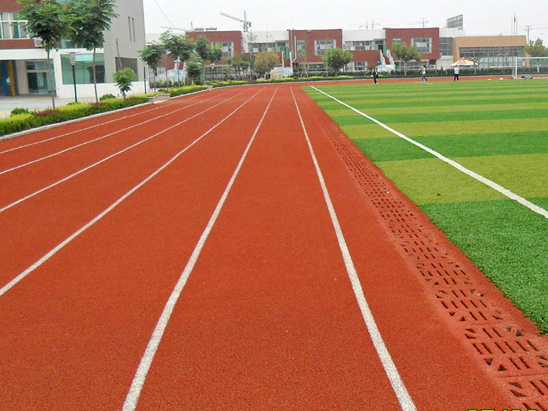 100米塑膠跑道與公路跑步哪個快？