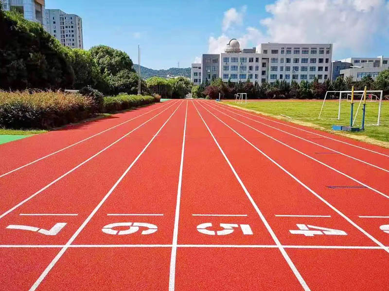 塑膠跑道要不要放坡？塑膠跑道坡度介紹！